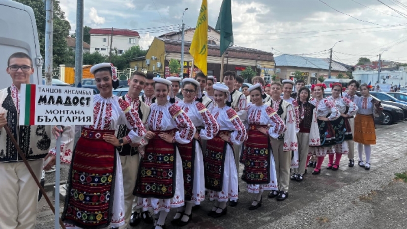 Представителен танцов ансамбъл Младост от Монтана замина за участие в