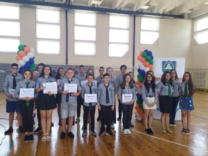 Над 100 ученика от ППМГ Акад Иван Ценов получиха грамоти