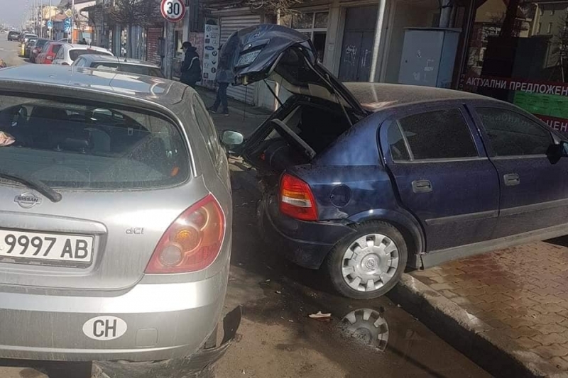 Неадекватен водач помете с колата си паркиран автомобил във Видин