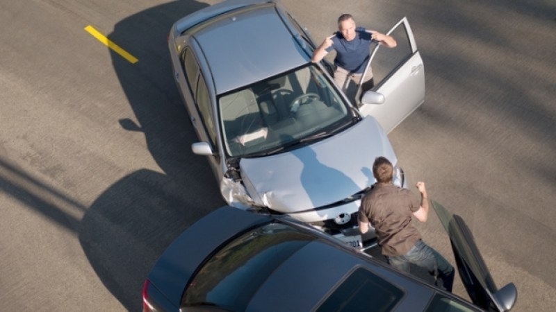 Баща и син потрошиха колата на мъж от Монтанско след