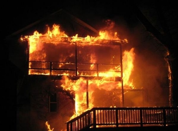 Мъж запали сам къщата си в Монтанско съобщиха от МВР