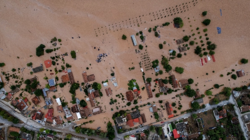 Продължава спасителната операция в наводнените райони в Гърция. В евакуациите