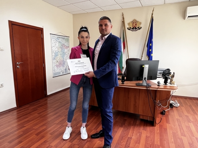 Ученичка седна на стола на губернатора на Враца Георги Митов /снимки/