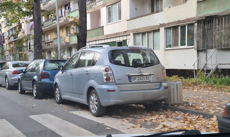 Поредният нагъл шофьор паркира на пешеходна пътека във Враца, научи