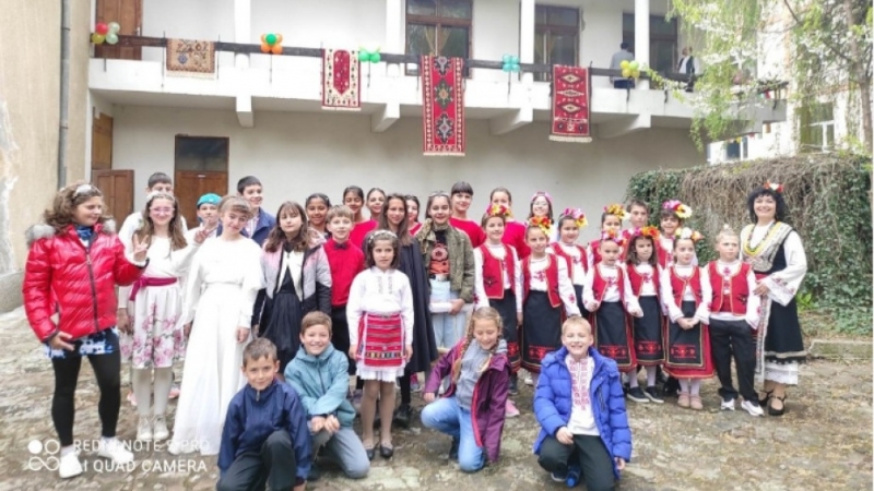 С видеообръщение в социалните мрежи учениците от най старото българско училище