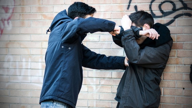 Две групи ученици се биха в двора на Основно училище