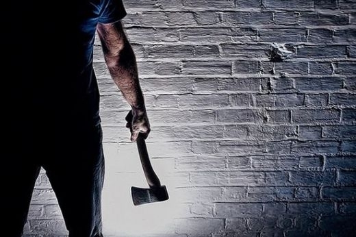 Вандал е потрошил с брадва входната врата на мъж от