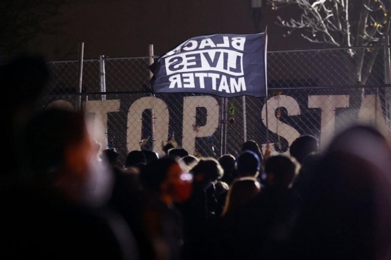 Бурни протести имаше и снощи седма поредна вечер в предградието