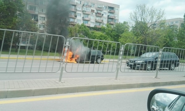 Автомобил се запали в движение на булевард Александър Малинов в