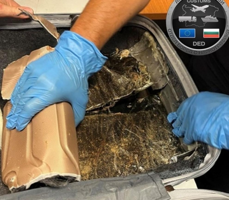Хванаха пътничка с над 3 кг хероин в куфара на „Летище София“ /снимка/