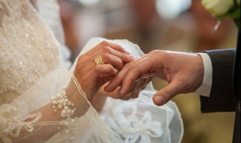 Видеооператор остави десетки младоженци без кадри и снимки от сватбите