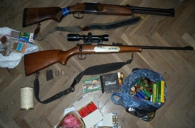 Полицаи са намерили незаконна пушка и патрони в къща в