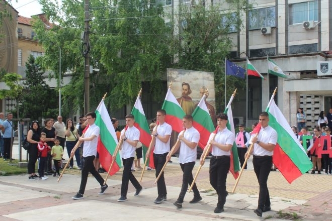 Празничен дефилир и тази година събра в редиците си възпитаници