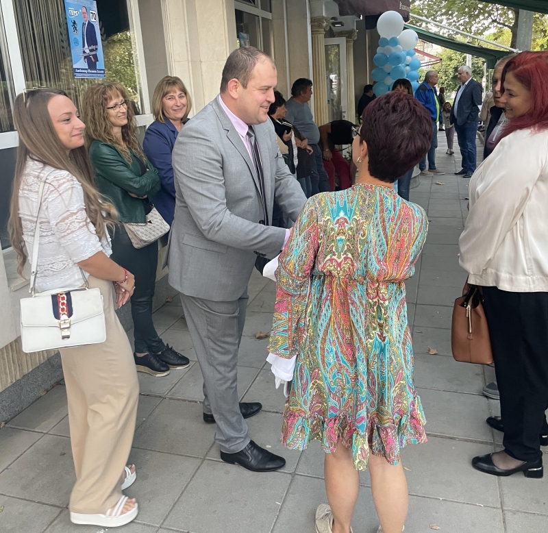 Пред препълнена зала независимият кандидат за кмет на община Роман