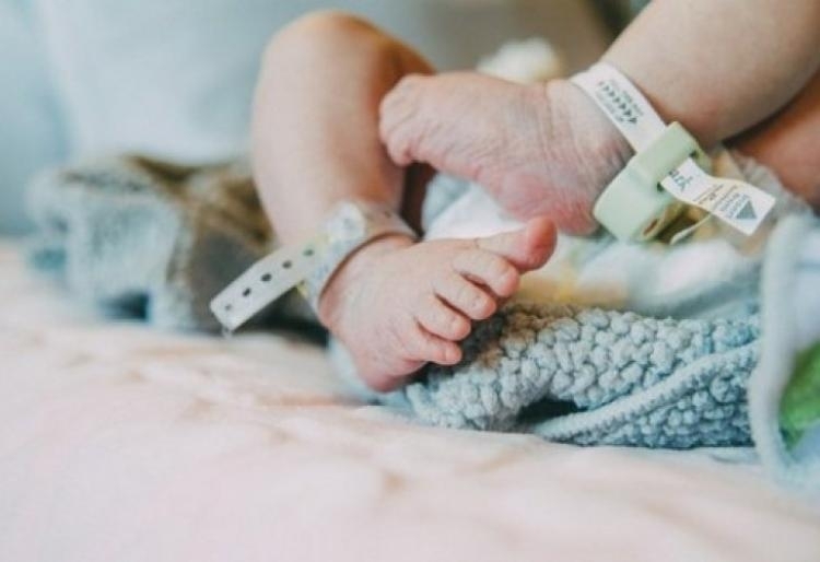 Жена е родила в банята без нито тя нито роднините