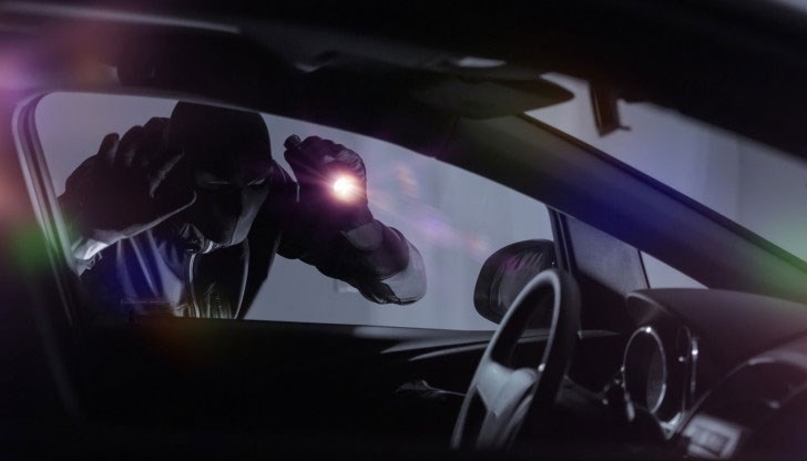 Хлапак отараши паркиран автомобил в романското село Камено поле съобщиха