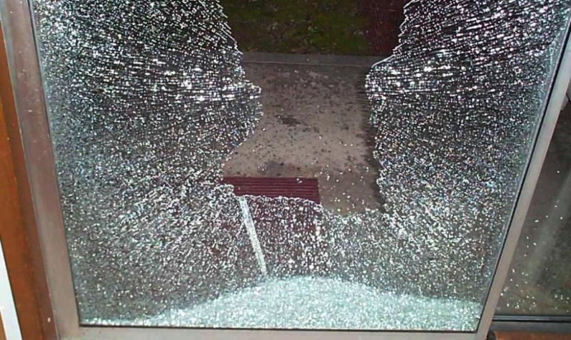Разярени хора потрошиха прозорците на къща след скандал във Врачанско