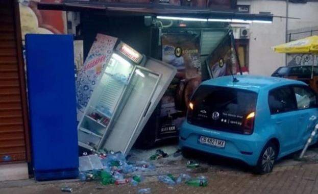 Лека кола излезе от пътя и се заби в павилион