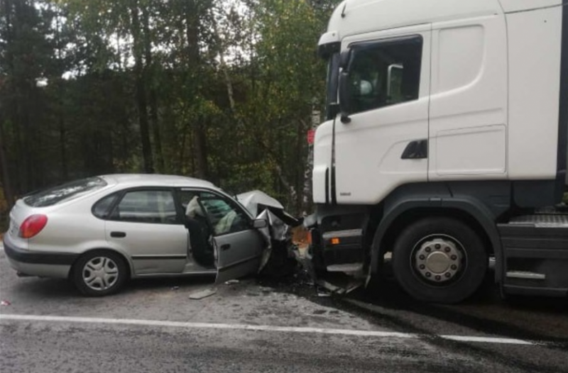 Мъж и жена загинаха след челен удар между лек и