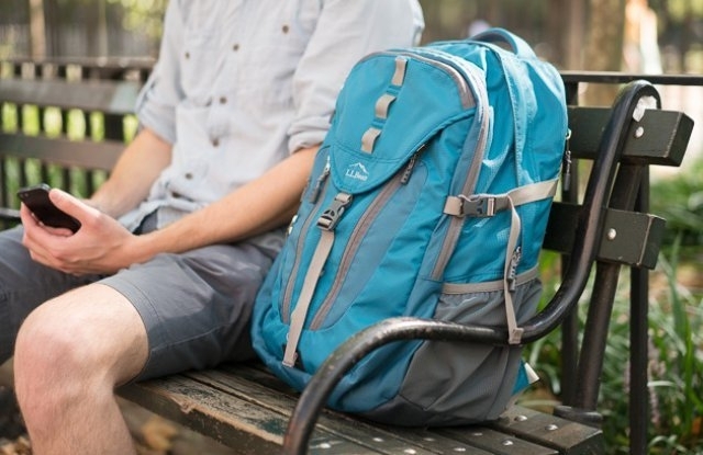 Полицаи са заловили жена откраднала раница от детска площадка в