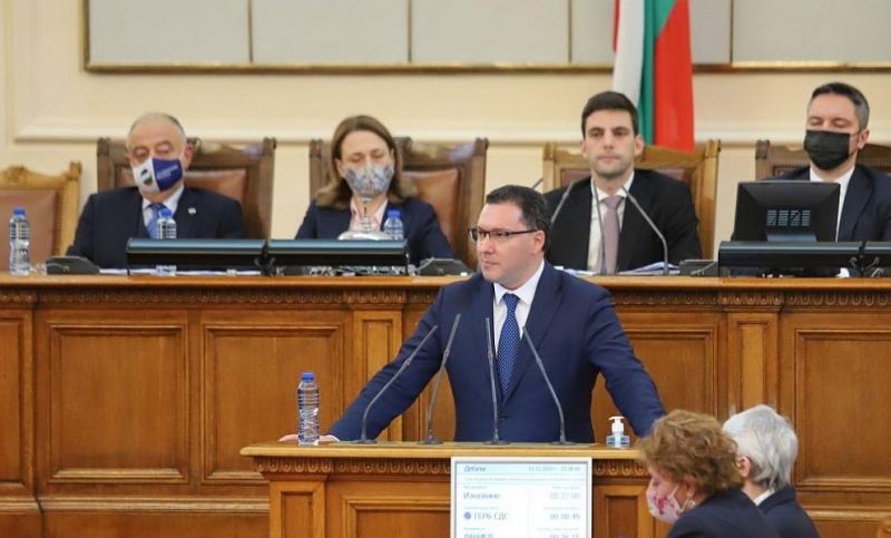В началото на заседанието на парламента депутати от ГЕРБ СДС
