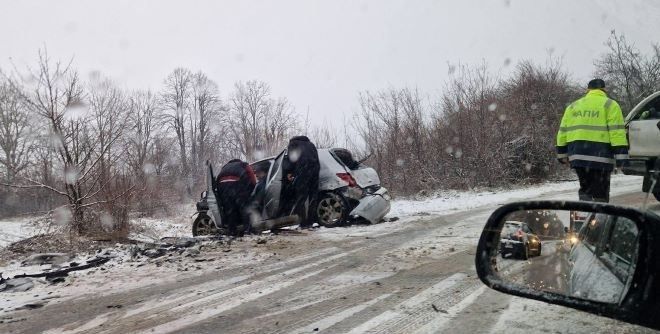 Тежка катастрофа затрудни движението на път в Монтанско научи агенция