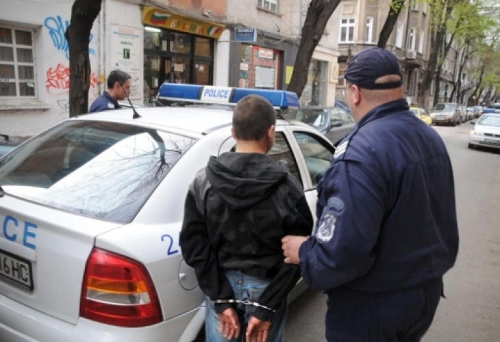 Младеж е заловен с билка за пушене във Враца предадоха