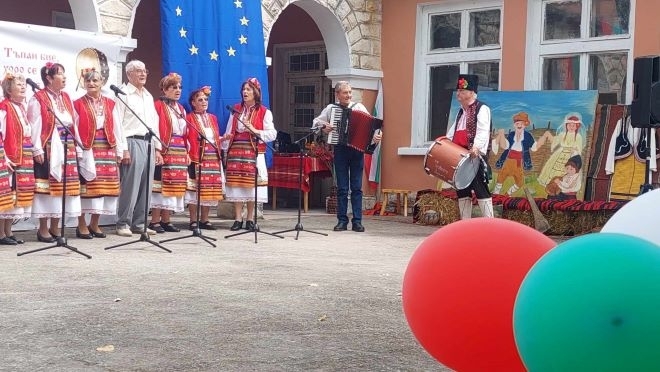 Стотици самодейци се събраха на фолклорен събор в белослатинското село Буковец /снимки/