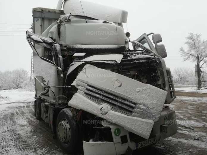 ТИР се е ударил в спряла колона от камиони на