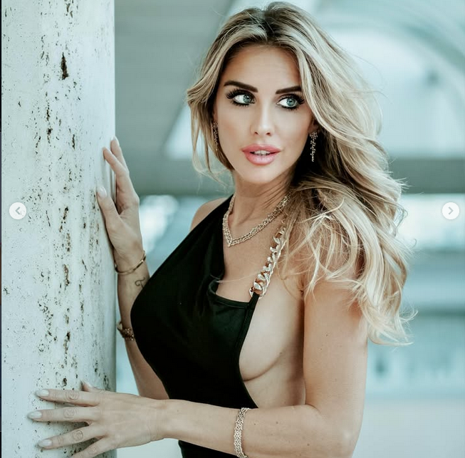 Красивата италианска журналистка Микела Персико не пада духом никога Дори