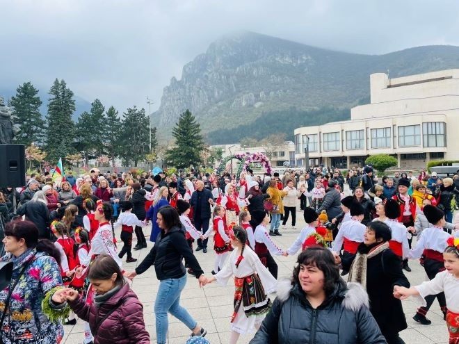 Тържествено отбелязаха Цветница на площада във Враца научи BulNews С концерт спектакъл