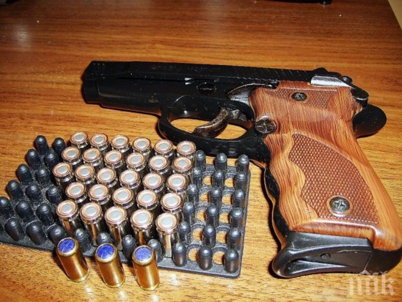Полицейски служители намериха нелегален газов пистолет и патрони в къща