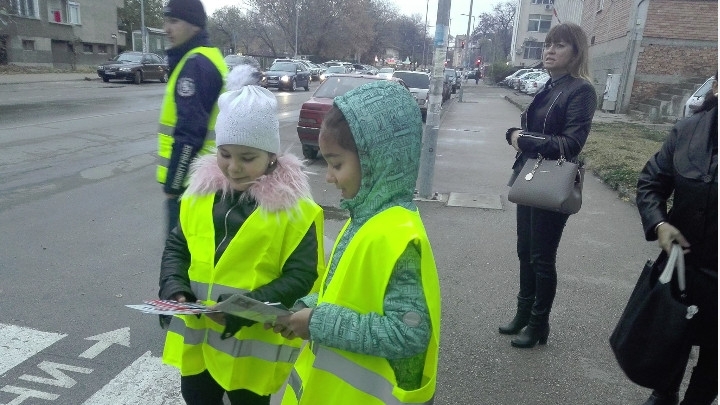 Доброволци от Общински младежки съвет за превенция на зависимости заедно