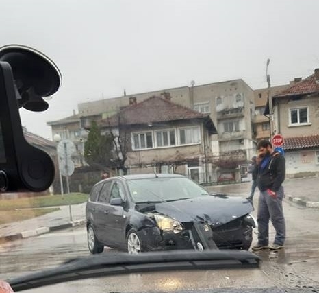 Две коли се натресоха на кръстовище в центъра на Мездра