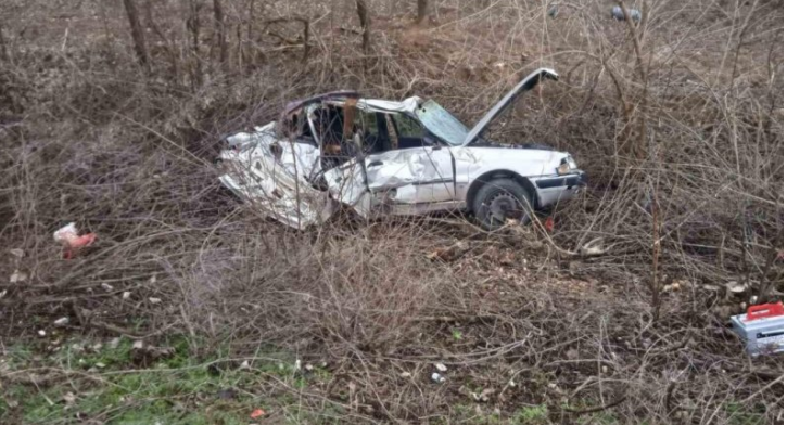 Двама са загинали след като влак е блъснал автомобила им