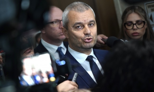 Лидерът на Възраждане Костадин Костадинов отново призова за предсрочни избори