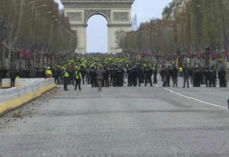 Протестиращите срещу високите цени на бензина в Париж вдигат барикади