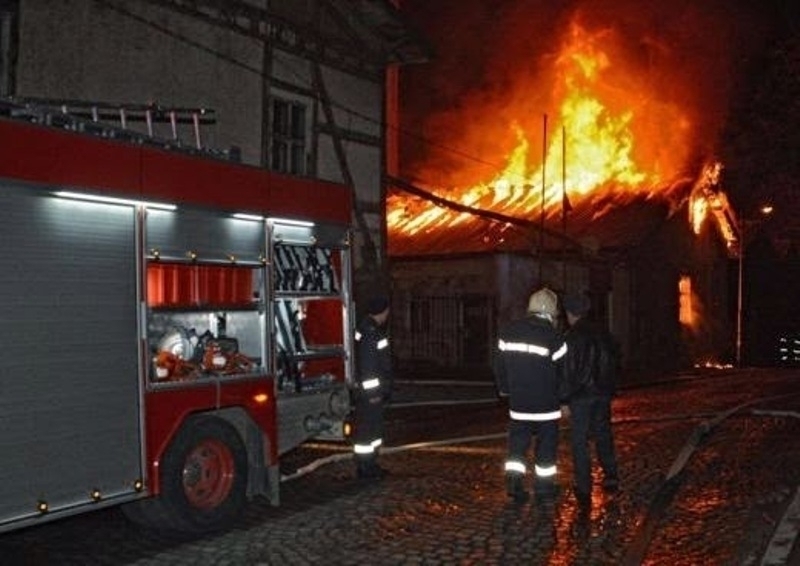 Пожар вилня в жилище в Лом, щетите са големи, съобщиха