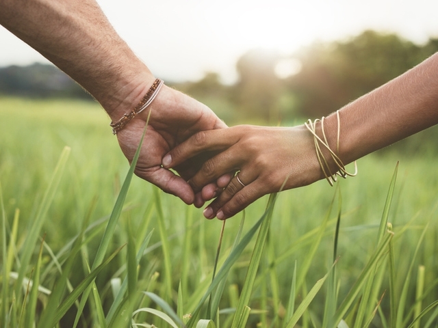 Връзките са базирани най напред на любов но без доверие любовта