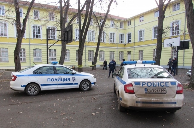 Полицаи са следили за наркотици около училищата във Врачанско съобщиха