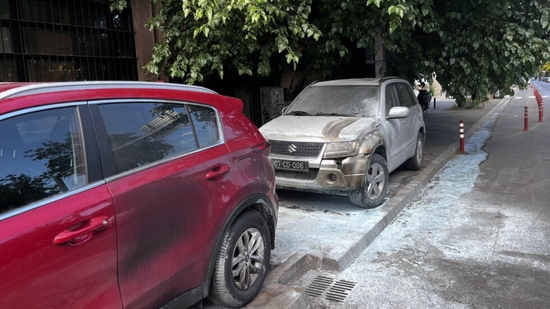 Европейски дипломати реагираха остро на палежа на автомобили пред сградата