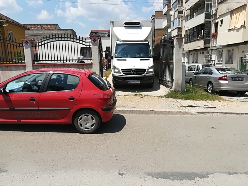 Нахална монтанчанка паркира служебната си кола пред имот в централната