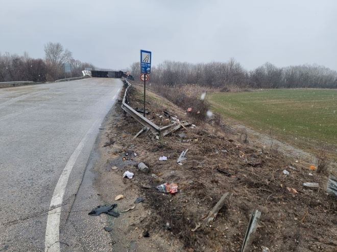 Зверска катастрофа с двама загинали и 9 ранени, сред които деца, в Разградско