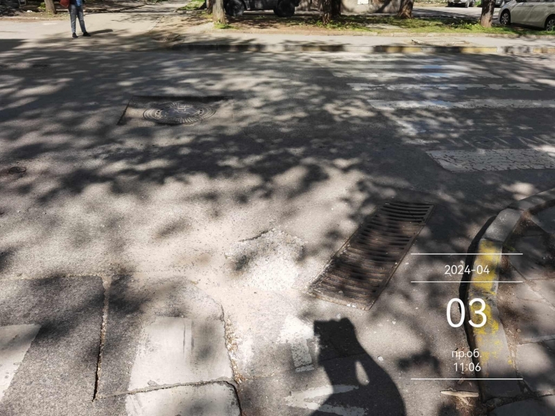 Дупката която застрашаваше коли и пешеходци на ул Екзарх Йосиф