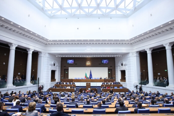 Нагласите на българите: 75% от хората не одобряват работата на парламента