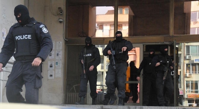 Полицията и прокуратурата извършват претърсване и изземване на територията на