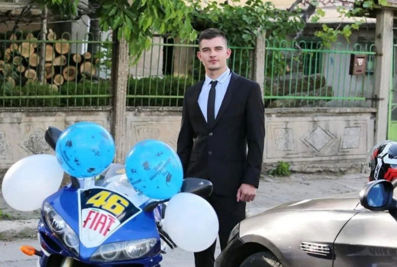 Младежи от Враца масово продават абитуриентските си рокли и костюми