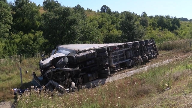 51 годишен загина след като тирът който управляваше падна в пропаст