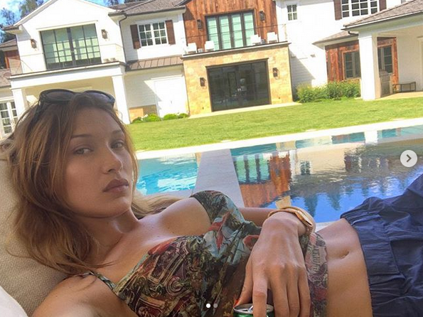 Гледаме Бела Хадид да рекламира различни марки дрехи парфюми бельо