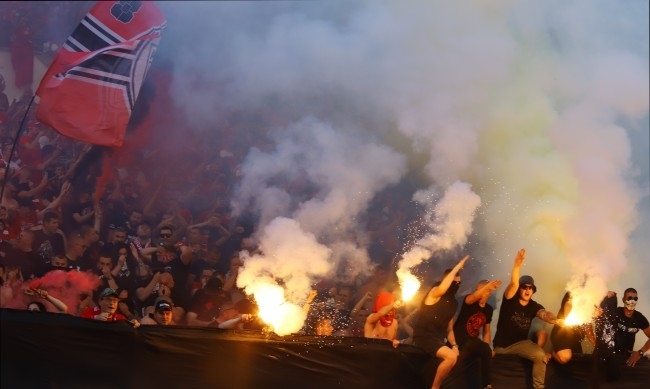 12 годишно момче е пострадало от хвърлена пиротехника по време на